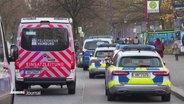 Fahrzeuge der Feuerwehr und Polizei vor der S-Bahnstation Sternschanze. © Screenshot 