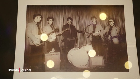 Schwarz-weiß Foto der Beatles in jungen Jahren. © Screenshot 