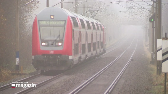 Ein Regionalzug fährt auf einem Gleis, es ist neblig. © Screenshot 