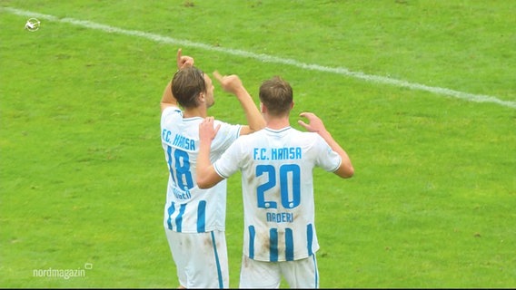 Zwei Fußballspieler von Hansa Rostock. © Screenshot 