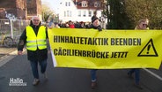 Menschen tragen ein Banner mit der Aufschrift: Hinhaltetaktik beenden. © Screenshot 