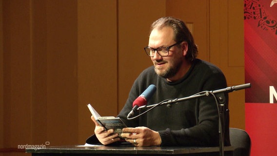 Charly Hübner während einer Lesung. © Screenshot 