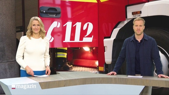 Gabi Lüeße und Henrik Hanses moderieren das Schleswig-Holstein Magazin am 01.12.2024. © Screenshot 