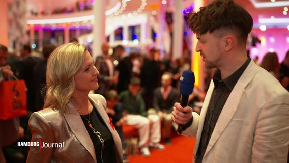 Tristan Dück interviewt Musical Produzentin Kerstin Schnitzler im Foyer eines Musicalhauses in Hamburg. © Screenshot 