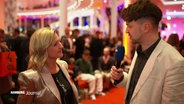 Tristan Dück interviewt Musical Produzentin Kerstin Schnitzler im Foyer eines Musicalhauses in Hamburg. © Screenshot 