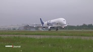 Eine Airbus-Maschine "Beluga" im Landeanflug. Die Form des Fliegers erinnert an einen Wal mit einer großen Stirn. © Screenshot 