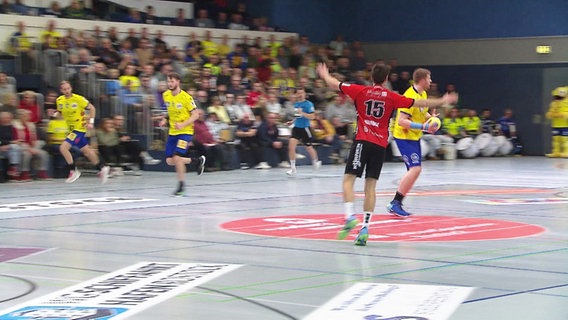 Ein Handballspiel in einer Halle. © Screenshot 