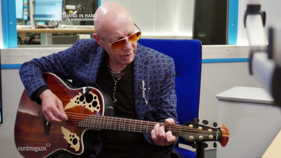 Musiker Toni Krahl spielt im NDR-Studio auf einer Gitarre. © Screenshot 