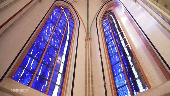 Zwei von dem Künstler Günther Uecker gestaltete Kirchenfenster im Schweriner Dom. © Screenshot 