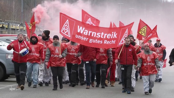 VW-Mitarbeiter beim Warnstreik. © Screenshot 