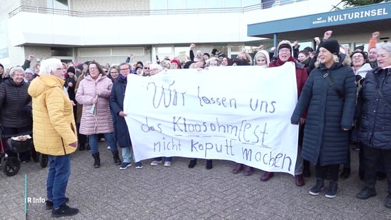 Rund 200 Frauen demonstrieren auf Borkum für den Erhalt des Brauchs  "Klaasohm". © Screenshot 