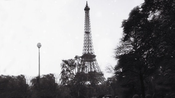 Historische Aufnahme des Eiffelturms in Paris. © Screenshot 