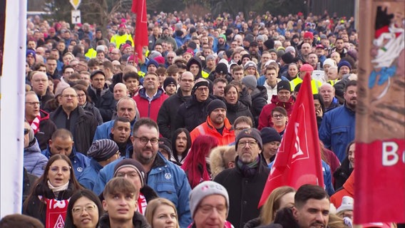 Mitarbeiter von VW beim Warnstreik. © Screenshot 