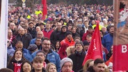 Mitarbeiter von VW beim Warnstreik. © Screenshot 