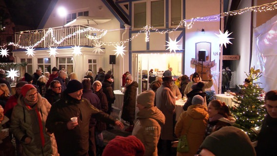 Nachbarn kommen zusammen bei einem Nachbarschaftsfest in Warnemünde. © Screenshot 