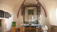 Der Altar in der Kirche in Wiendorf. © Screenshot 