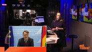 Nina Zimmermann steht im Studio von NDR Info und moderiert die Sendung Mitreden! Bundesgesundheitsminister Karl Lauterbach ist zugeschaltet. © Screenshot 