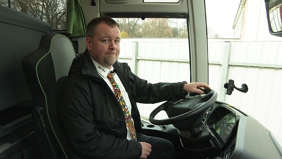 Ein Jahr nach der Beinahe-Katastrophe wurde Busfahrer Raik Wendt für seine Zivilcourage ausgezeichnet. © Screenshot 