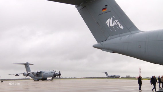 Drei Flugzeuge stehen auf einem Flugplatz. © Screenshot 