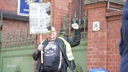 Ein Mann hält ein Plakat mit der Aufschrift "Solidarität mit Daniela Klette" in der Hand. © Screenshot 