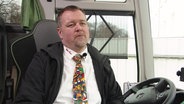 Busfahrer Raik Wendt rettete mehrere Menschen aus einem brennenden Bus. © Screenshot 