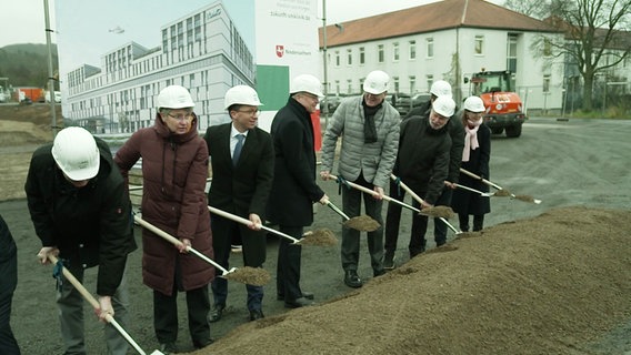 Der Spatenstich für den Neubau der Unimedizin. © Screenshot 