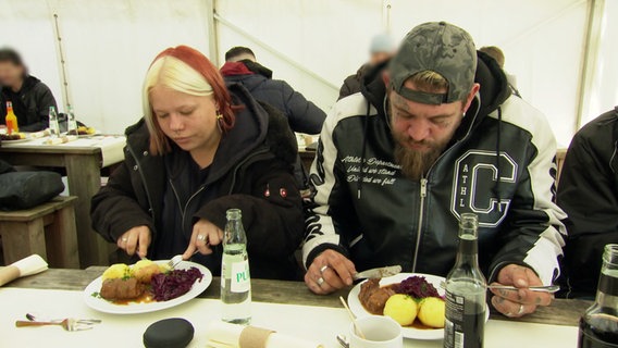 Zwei Obdachlose bei der Aktion "Gut essen im Abseits". © Screenshot 