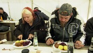 Zwei Obdachlose bei der Aktion "Gut essen im Abseits". © Screenshot 