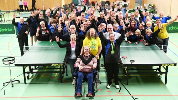 PingPongParkinson Weltmeisterin Sandra Müller aus Sande mit ihrem Verein. © Screenshot 