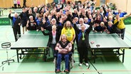 PingPongParkinson Weltmeisterin Sandra Müller aus Sande mit ihrem Verein. © Screenshot 