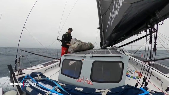 Boris Herrmann steht auf seinem Segelboot. © Screenshot 