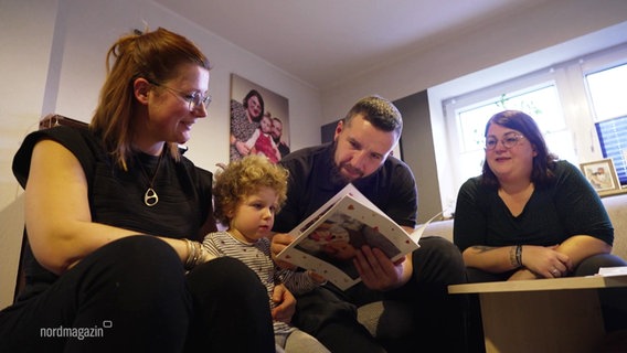 Die Familie Mann liets mit ihrer Tochter ein Buch. © Screenshot 