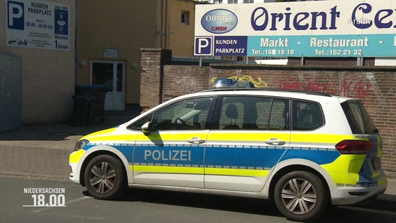 Ein Polizeiwagen steht auf einem Parkplatz. © Screenshot 