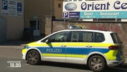 Ein Polizeiwagen steht auf einem Parkplatz. © Screenshot 