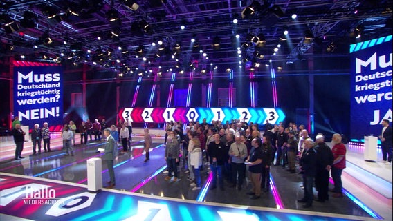 Viele Menschen stehen für die Aufzeichnung der Sendung "Die 100" im Fernsehstudio. © Screenshot 