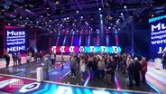 Viele Menschen stehen für die Aufzeichnung der Sendung "Die 100" im Fernsehstudio. © Screenshot 