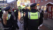 Zwei Polizeibeamte gehen über den Marienplatz. © Screenshot 