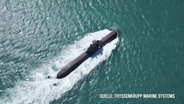 Ein U-Boot fährt auf dem Wasser, gefilmt aus der Vogelperspektive. © Screenshot 