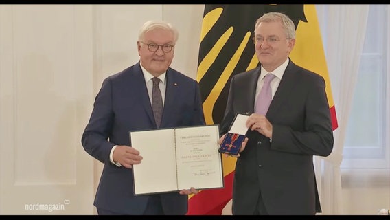 Bundespräsident Steinmeyer und Rolf Kaiser bei der Übergabe des Bundesverdienstkreuzes. © Screenshot 