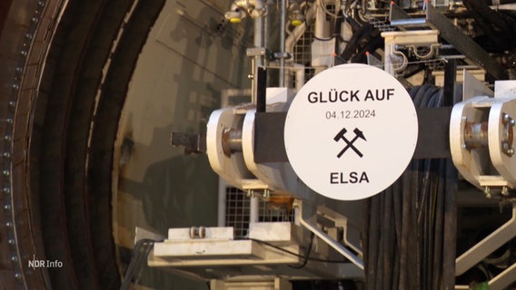 Ein Schild an einer Maschine mit der Aufschrift "Glück auf, Elsa". © Screenshot 