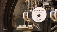 Ein Schild an einer Maschine mit der Aufschrift "Glück auf, Elsa". © Screenshot 