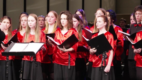 Mitgliieder des Jugendchors des Goethegymnasiums bei einem Benefizkonzert im MEcklenburgischen Staatstheater in Schwerin füf Hand in Hand für Norddeuutschland. © Screenshot 