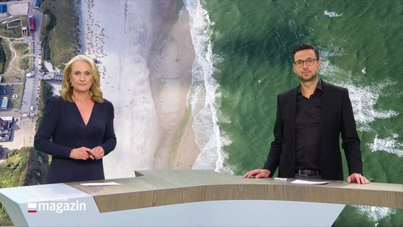 Moderatorin Harriet Heise und Moderator Christopher Scheffelmeier im Studio © Screenshot 