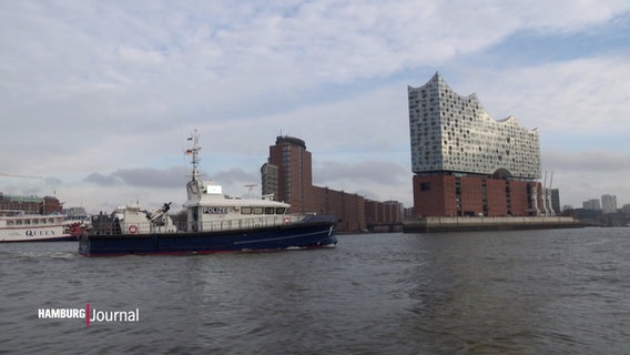 Vor der Kulisse der Hamburger Elbphilharmonie fährt ein modernes Polizei-Schiff vorbei. © Screenshot 