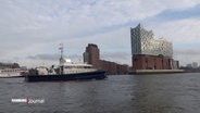 Vor der Kulisse der Hamburger Elbphilharmonie fährt ein modernes Polizei-Schiff vorbei. © Screenshot 