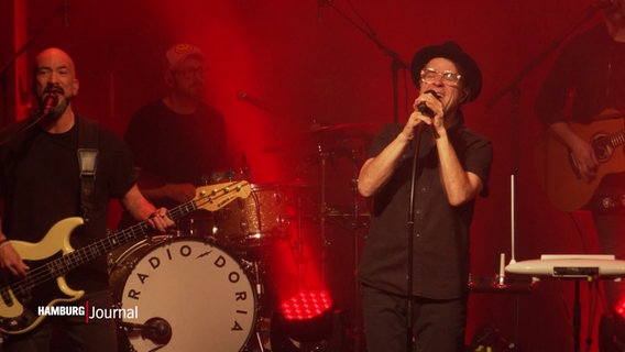 Schauspieler und Sänger Jan Josef Liefers bei einem Auftritt mit seiner Band © Screenshot 