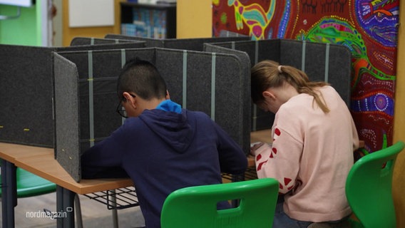 Zwei Kinder füllen Wahlzettel aus. © Screenshot 