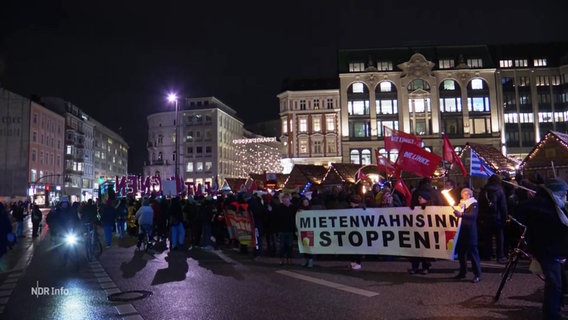 Bei einer Demonstration haben sich viele Teilnehmende bei Dunkelheit in der Hamburger Innenstadt versammelt. © Screenshot 