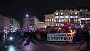 Bei einer Demonstration haben sich viele Teilnehmende bei Dunkelheit in der Hamburger Innenstadt versammelt. © Screenshot 