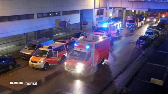 Mehrere Feuerwehrwagen stehen vor einem Haus. © Screenshot 